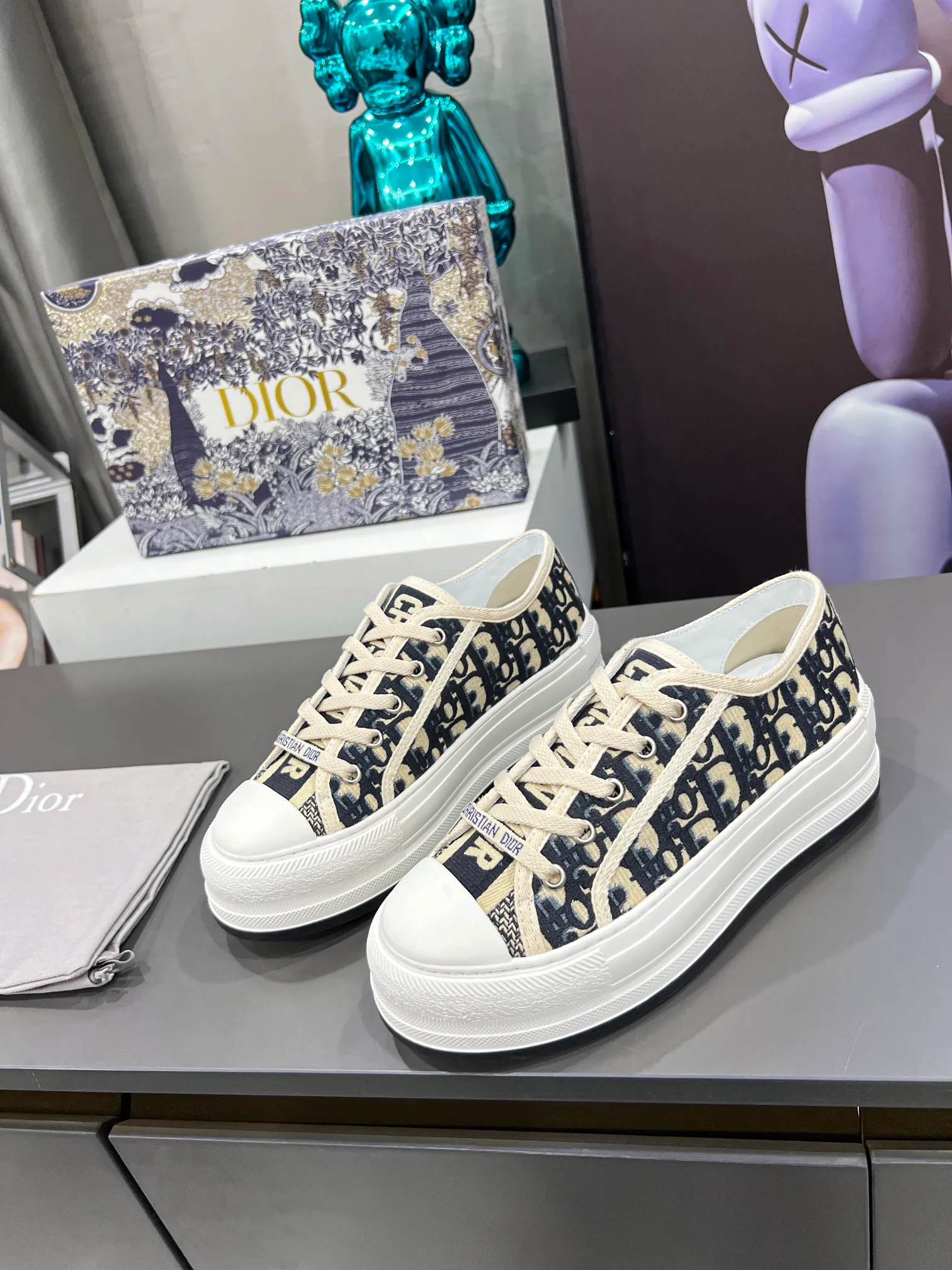 👟👟Ex-factory price 520👟👟 Women's Shoe Factory Dior [Dior] This Walk'n'Dior thick-soled sneaker is a fashionable item that enhances the style of the series. The latest spring show model, the same thick-soled shoes from major stars, super versatile, 1:1 replica of the original, white canvas upper, with comfortable thick sole, tongue and Christian Dior 👟👟factory price aris logo shoelaces. The EVA sole is embellished with Christian Dior's lucky star symbol, adding a chic edge to any casual look. Code number: 35-41